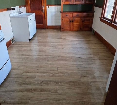 2nd image of 819 W 23rd St #2