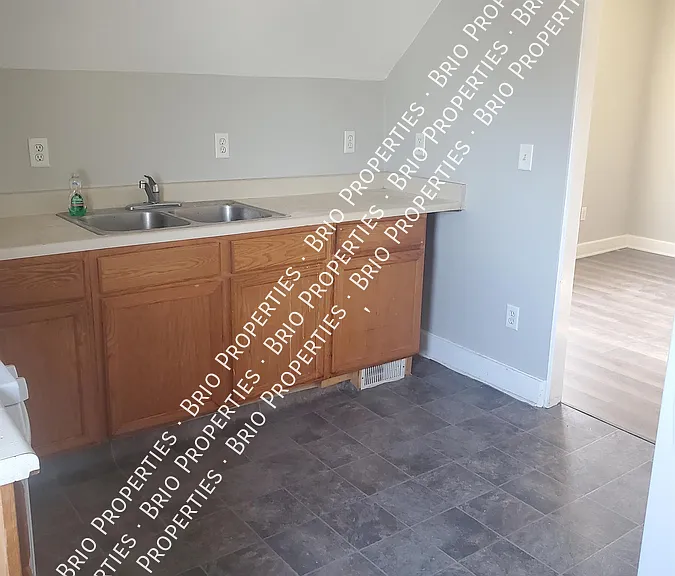 5811 21st Ave #UPPER — Photo 1