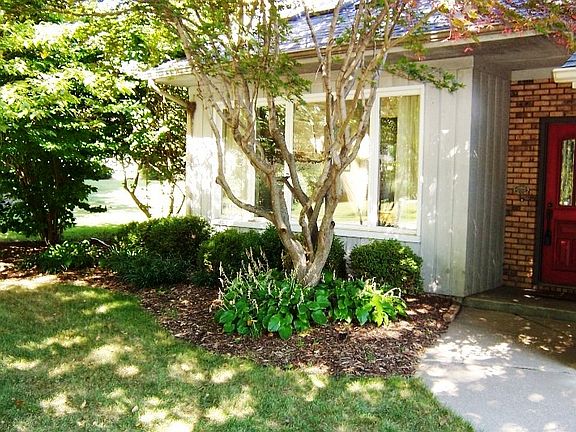 2nd image of 4460 Woodfield Dr