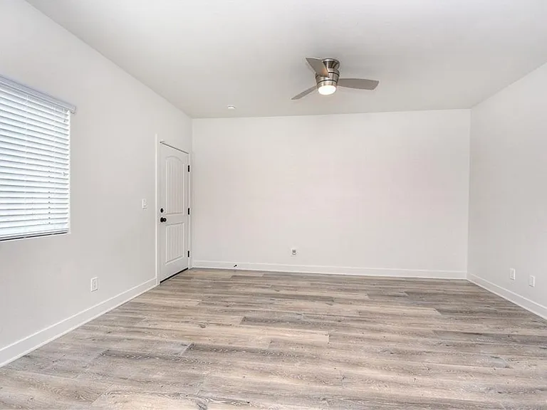 375 Termino Ave — Photo 7