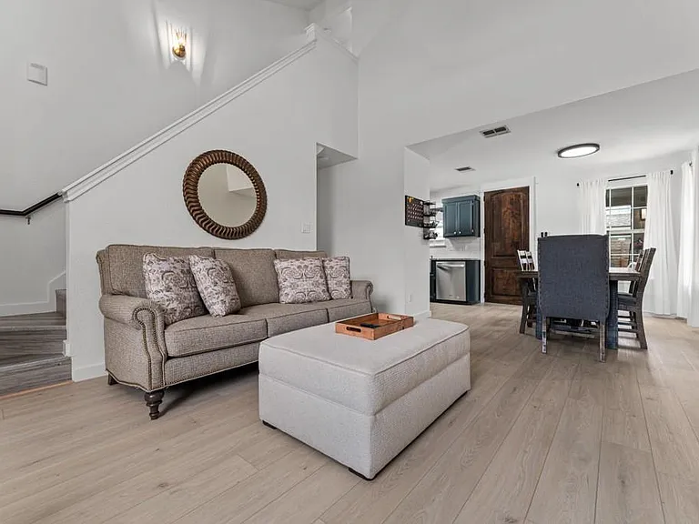 1409 Lantern Light Dr — Photo 2