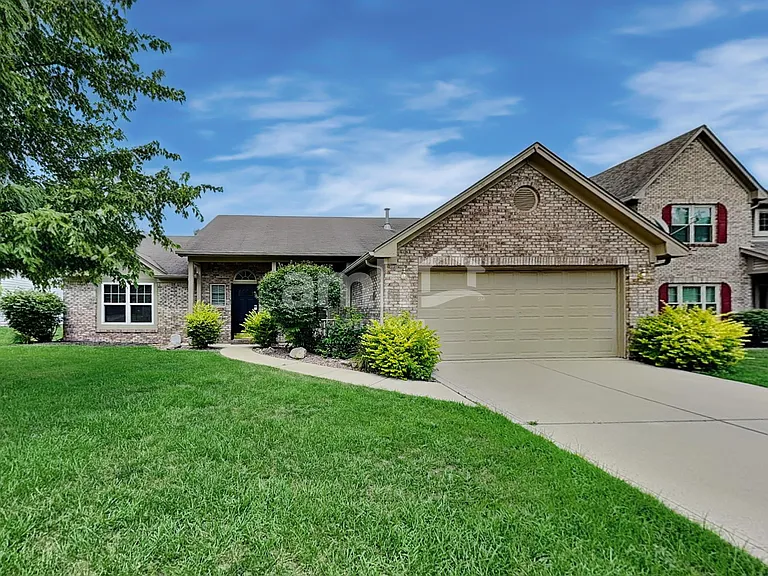 559 Prince Dr — Photo 1