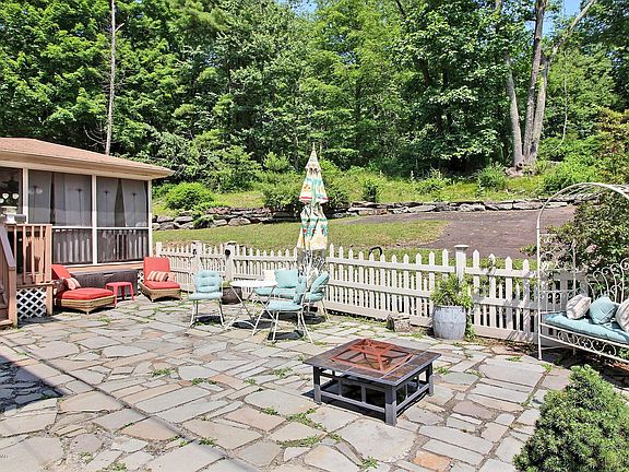 4th image of 135 Hillside Dr