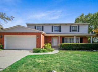 2011 E Avon Ln, Arlington Heights, IL 60004