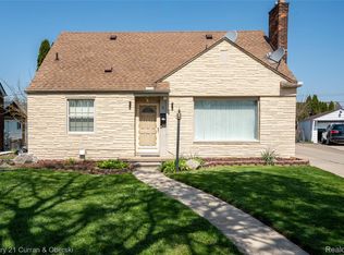 5 Barclay Ct, Dearborn, MI 48126