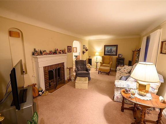 4th image of 255 E 210th St