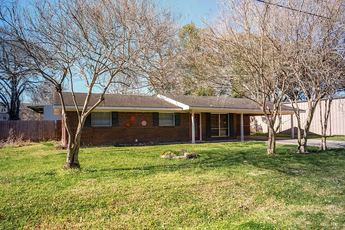 3 bed, 2.0 bath, 1300 sqft, $1,700 — Photo 2