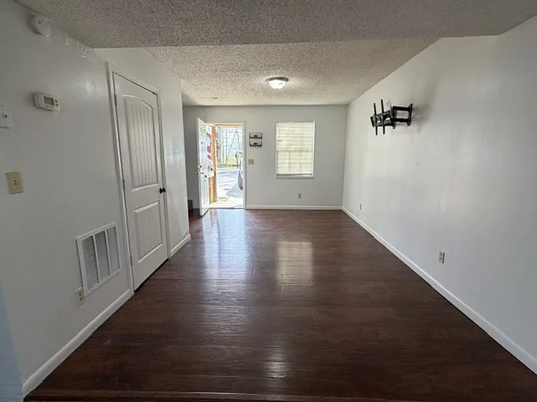 1981 Ridgeview Dr NW — Photo 2