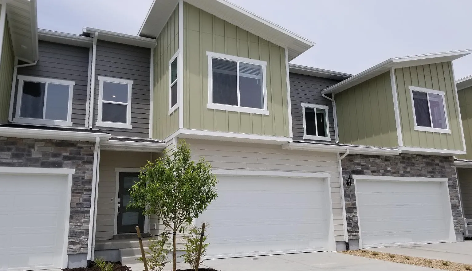 3 bed, 2.5 bath, 2423 sqft, $2,300 — Photo 1
