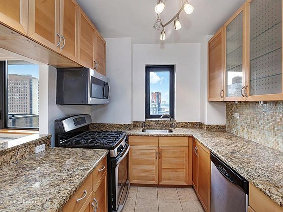 5th image of 161 W 61st St APT 23B
