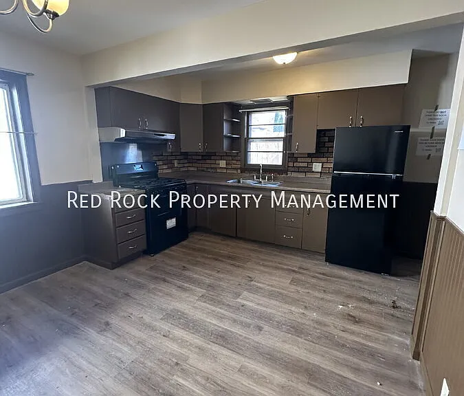 121 Hackett St — Photo 6