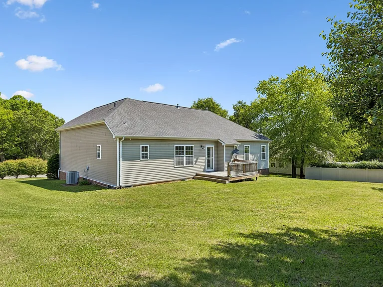 2601 Danbury Cir — Photo 37