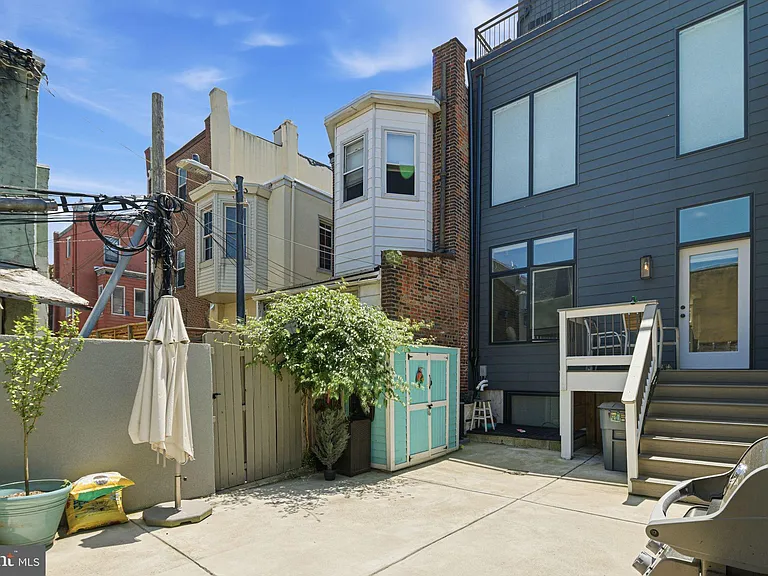 2525 Brown St — Photo 8