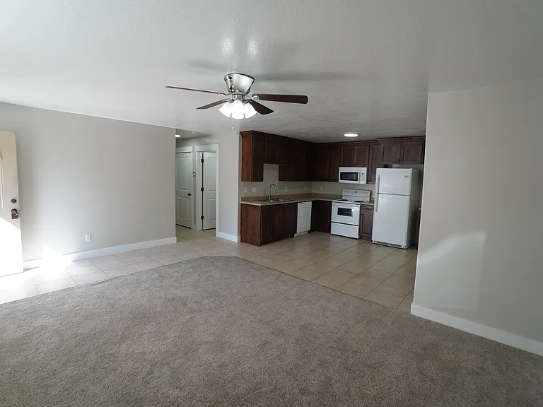 3 bed, 1.0 bath, 1092 sqft, $1,550 — Photo 3
