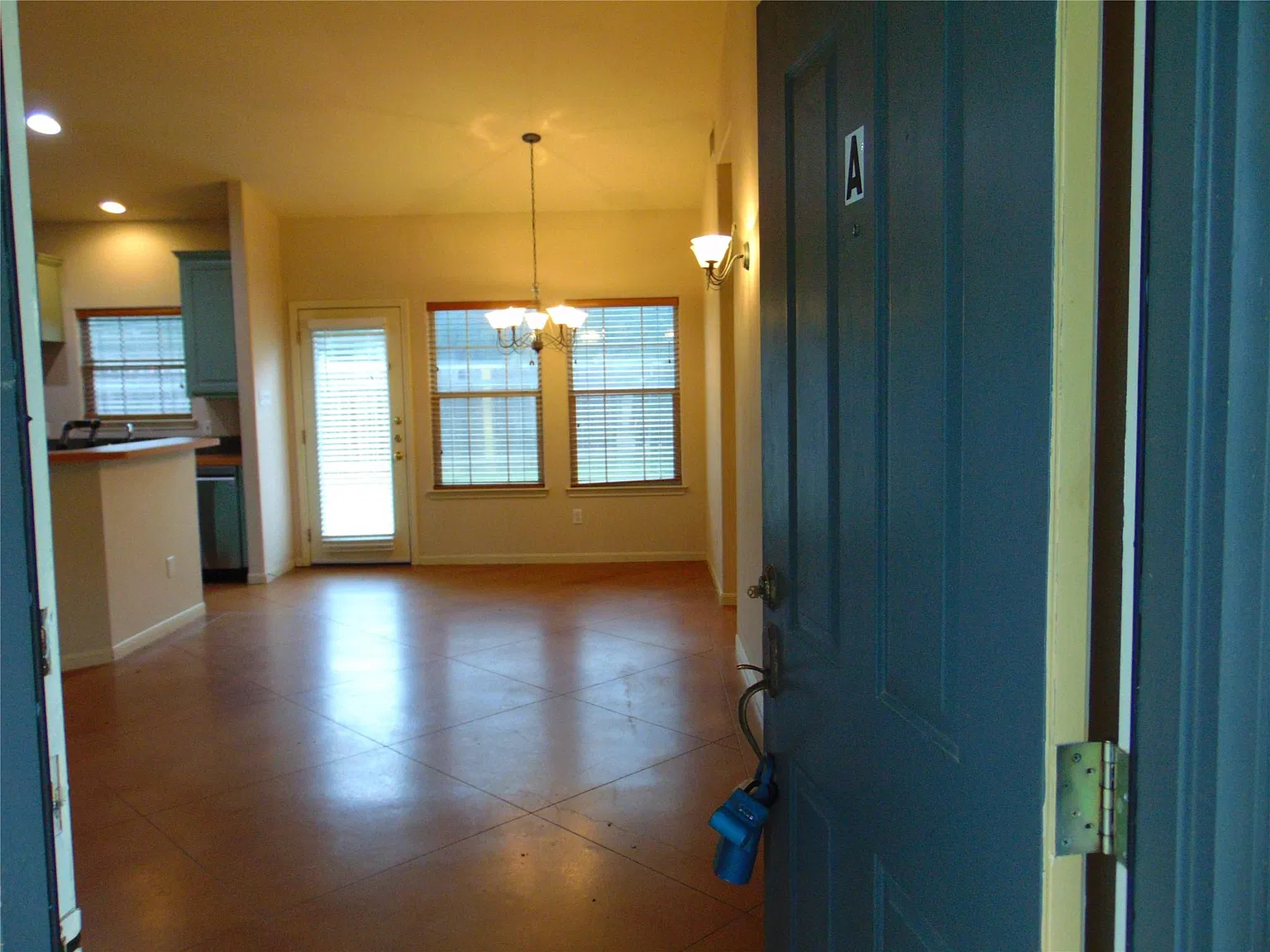 2 bed, 2.0 bath, 2304 sqft, $1,950 — Photo 2
