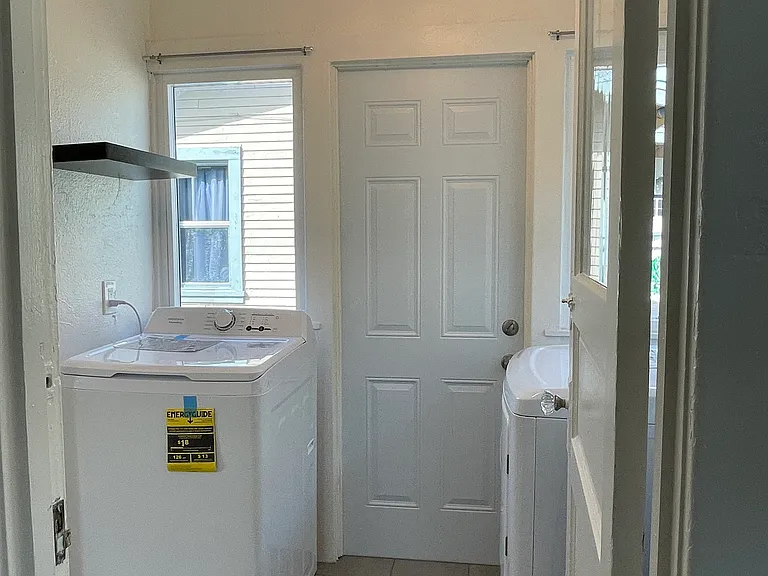 515 N Burlington Ave — Photo 10