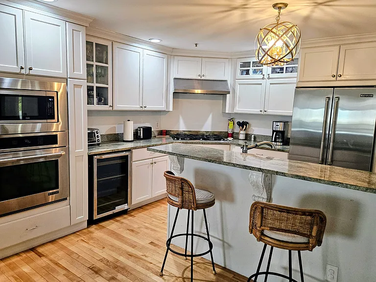 193 E Grand Ave #8 — Photo 5
