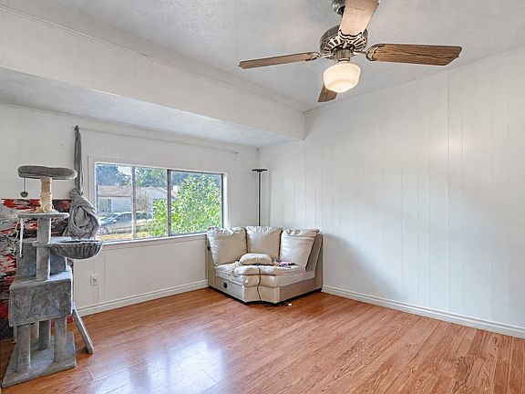 3rd image of 1007 E Russell Ave