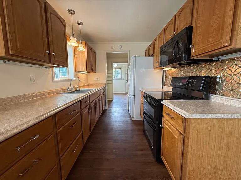 1075 Pacific Ave — Photo 9
