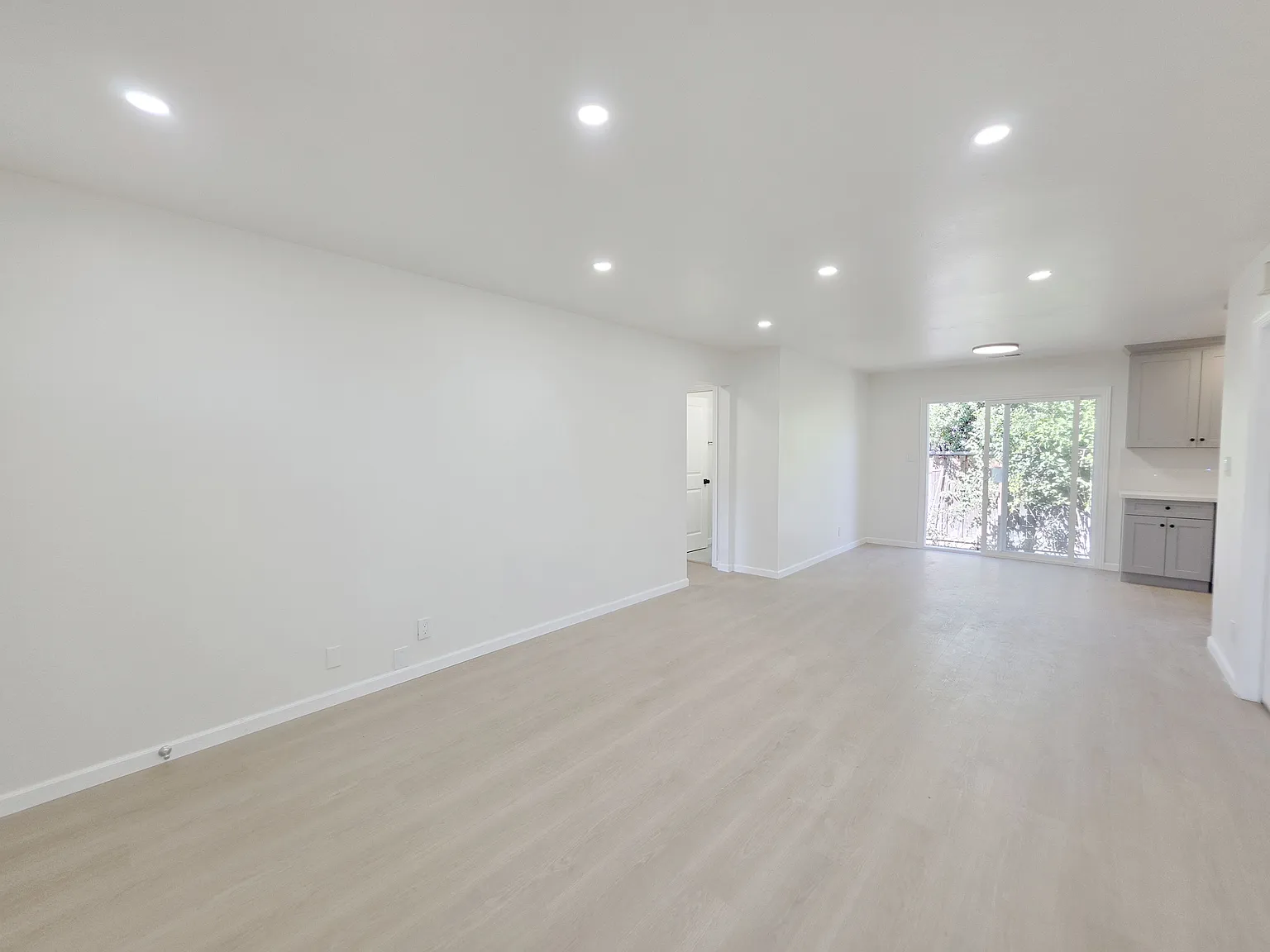 2 bed, 800 sqft, $4,300 — Photo 3