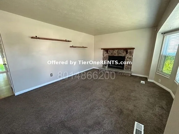 4 bed, 2.0 bath, 1814 sqft, $2,295 — Photo 4