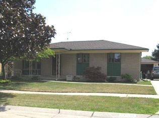 27548 Oakcrest Dr, Brownstown, MI 48183