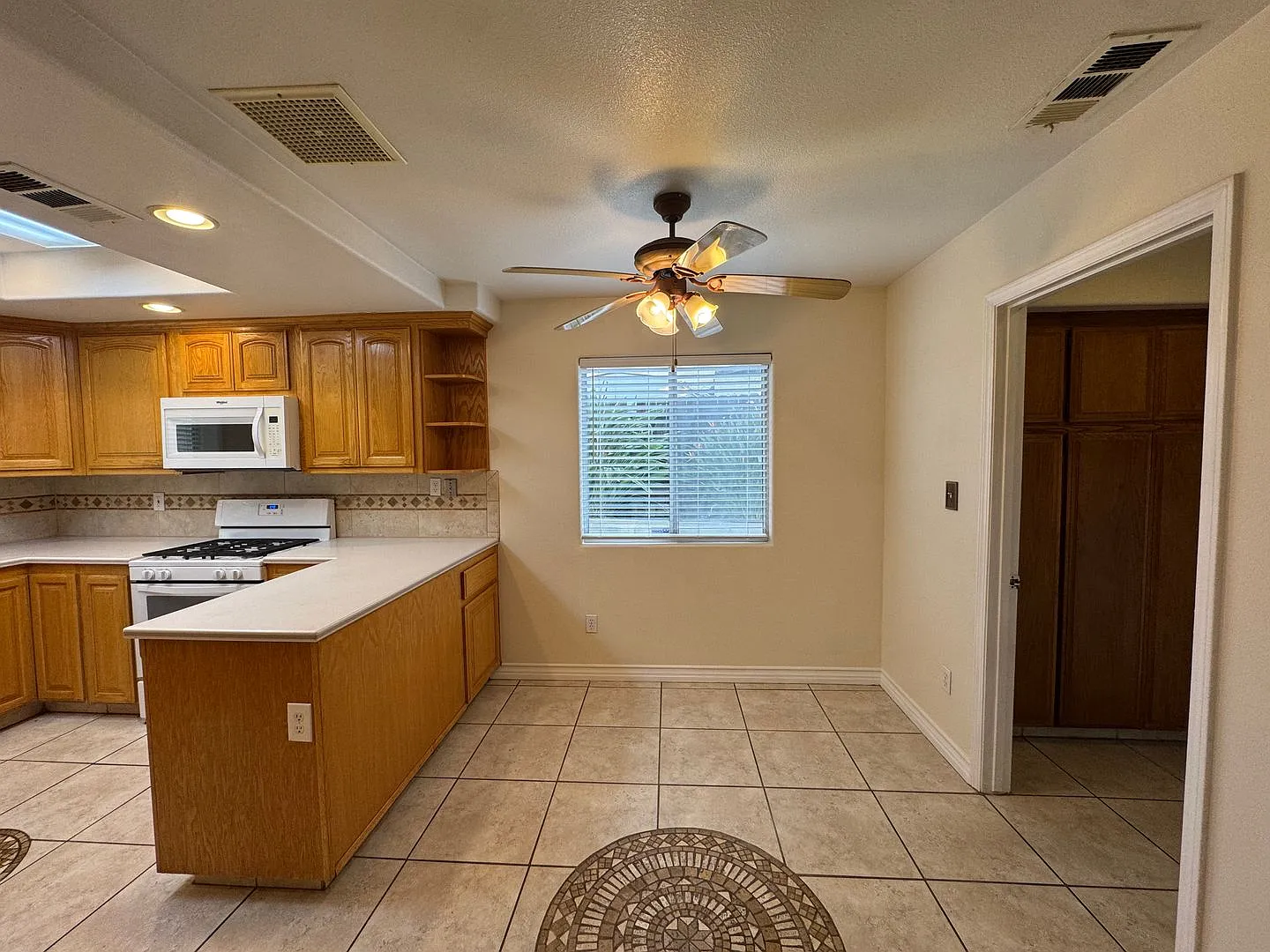NE Bakersfield home with a sunroom! — Photo 4