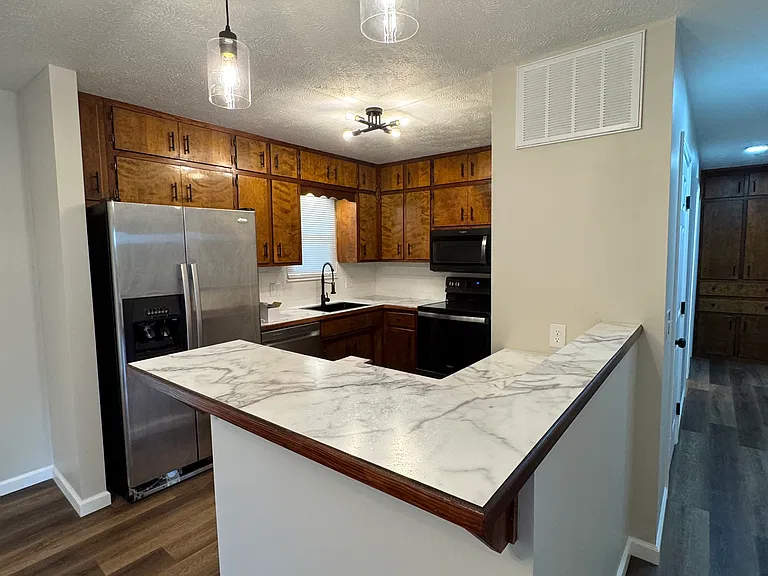 2230 N Aline Ave — Photo 2