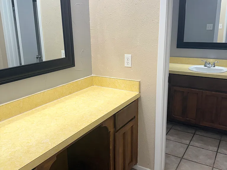 1012 Poplar St — Photo 3