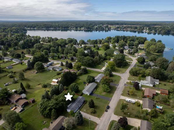 5025 Highland Dr, Traverse City, MI 49685