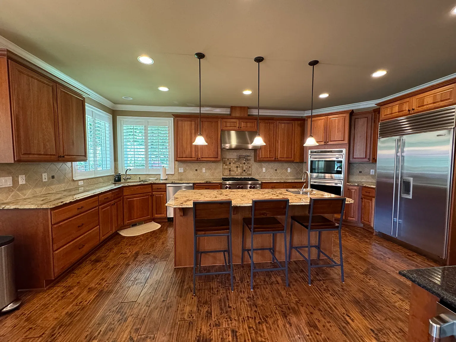 4 bed, 4240 sqft, $9,900 — Photo 4