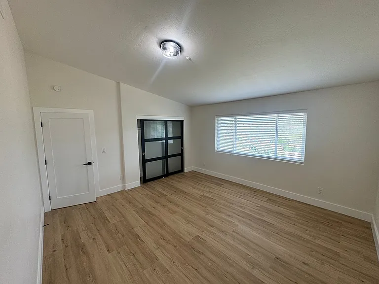 1047 Sangamon Ave — Photo 16