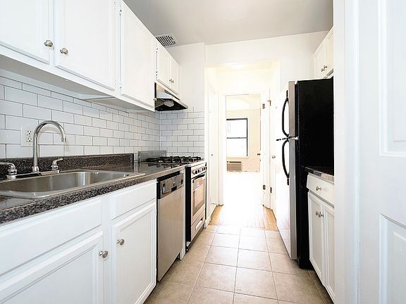 3rd image of 252 W 21st St APT 4W