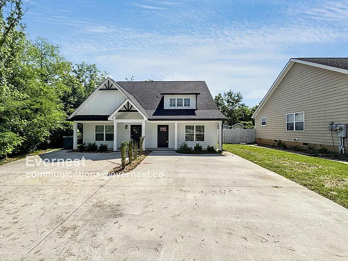 3 bed, 2.0 bath, 1700 sqft, $1,945 — Photo 2