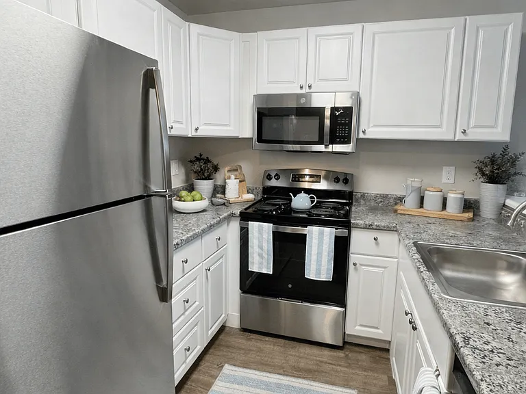 Broadway Towers Apartments — Photo 4