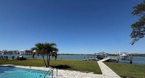 4th image of 584 Crystal Dr