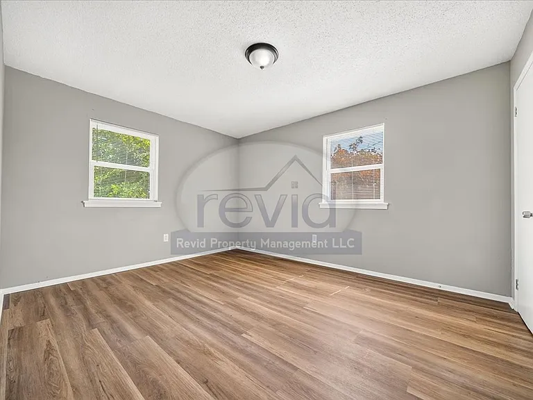 708 Hastings — Photo 43