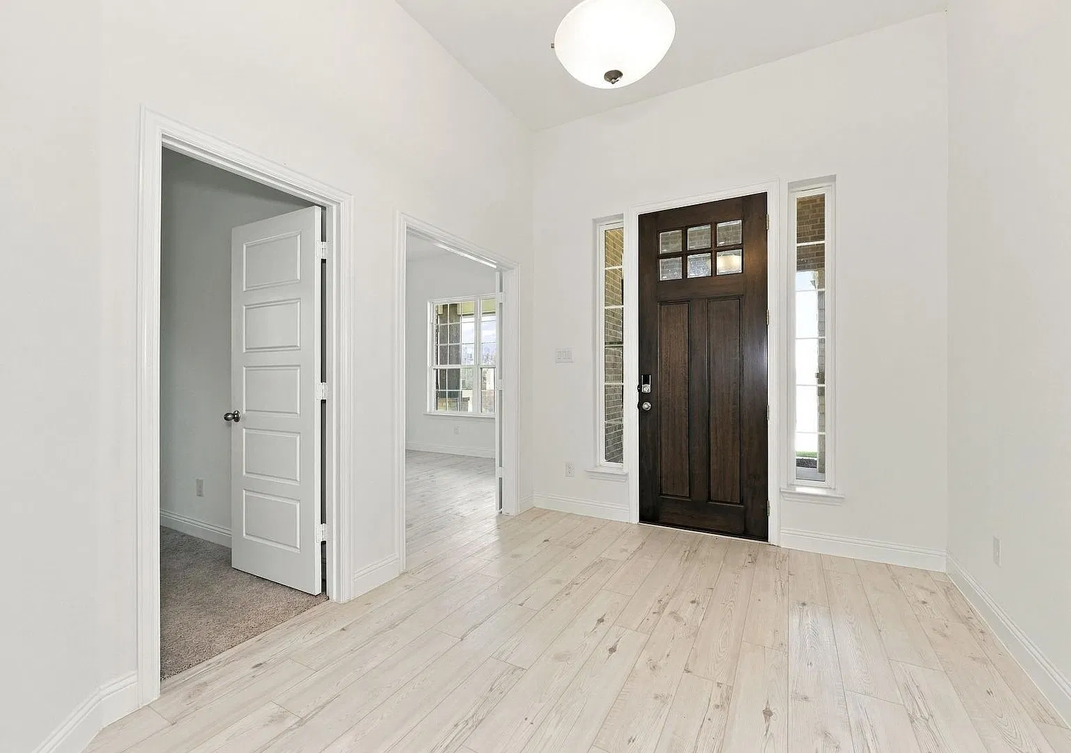 Spacious 6 Bed / 3 Bath Home with Vaulted Ceilings and a 3-Car Garage in Midlothian — Photo 3
