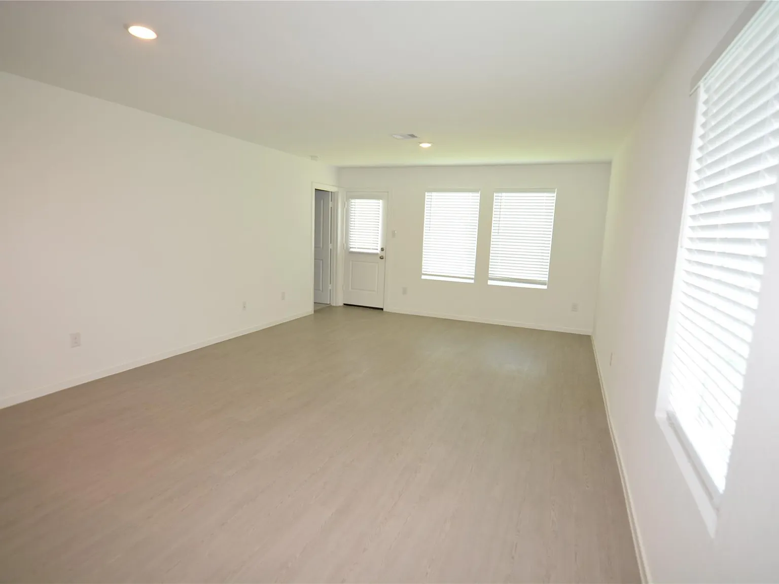 3 bed, 2.0 bath, 1311 sqft, $2,000 — Photo 3