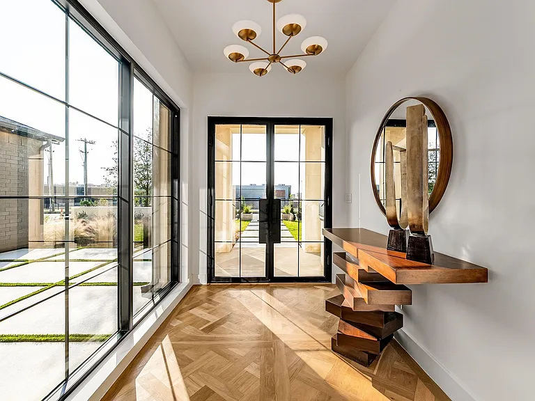 10050 Gooding Dr — Photo 9