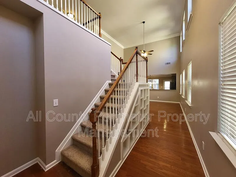 3 bed, 2.5 bath, 1844 sqft, $2,445 — Photo 2