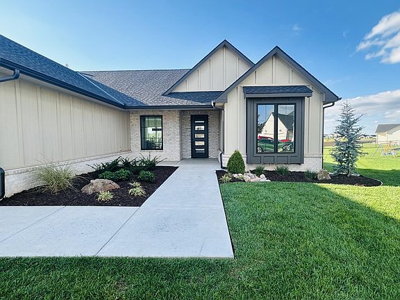 2nd image of 3233 N Pine Grove Cir