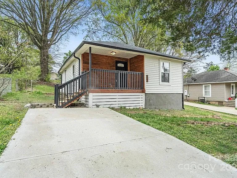 902 Grace St — Photo 1