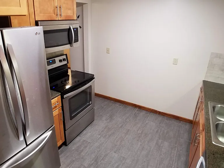 Embassy Square Apartments — Photo 38