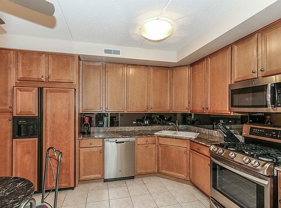 5th image of 425 Village Grn Unit 208