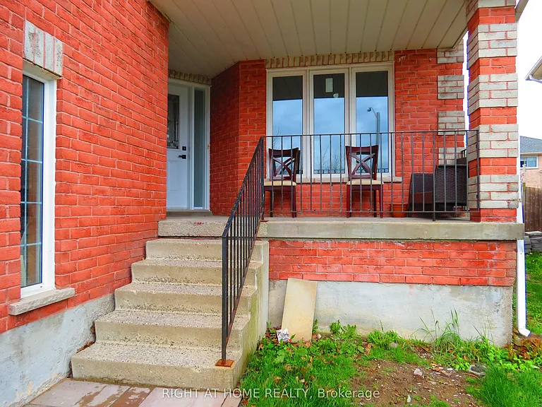 302 Stanley St — Photo 2