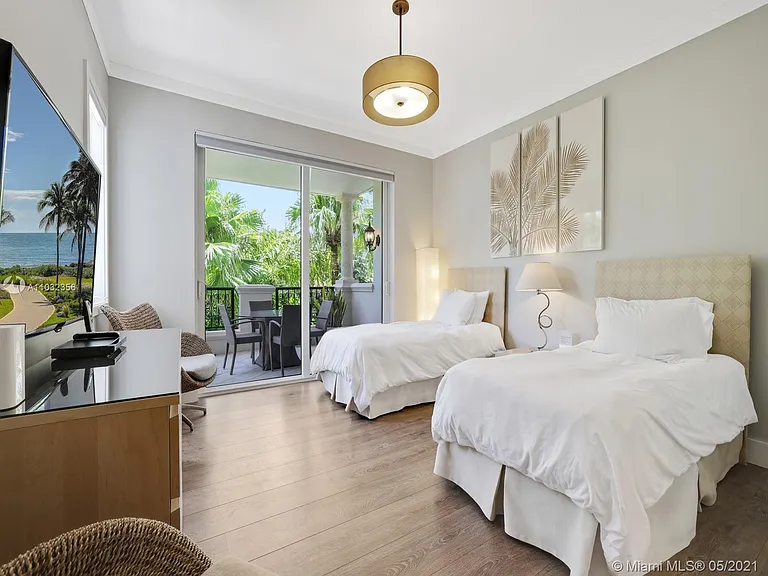 19126 Fisher Island Dr #19126 — Photo 26