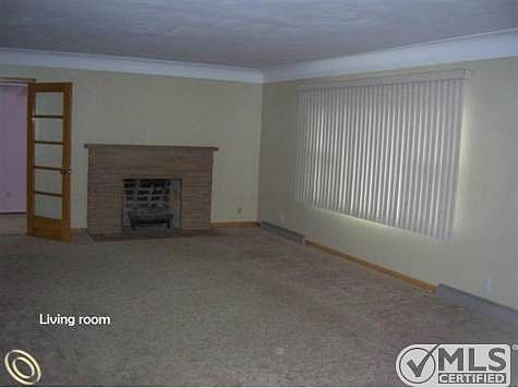1042 bentley living room.JPG