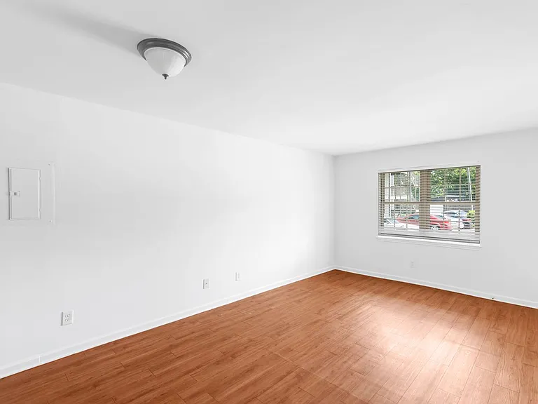 The Avondale Apartments — Photo 20