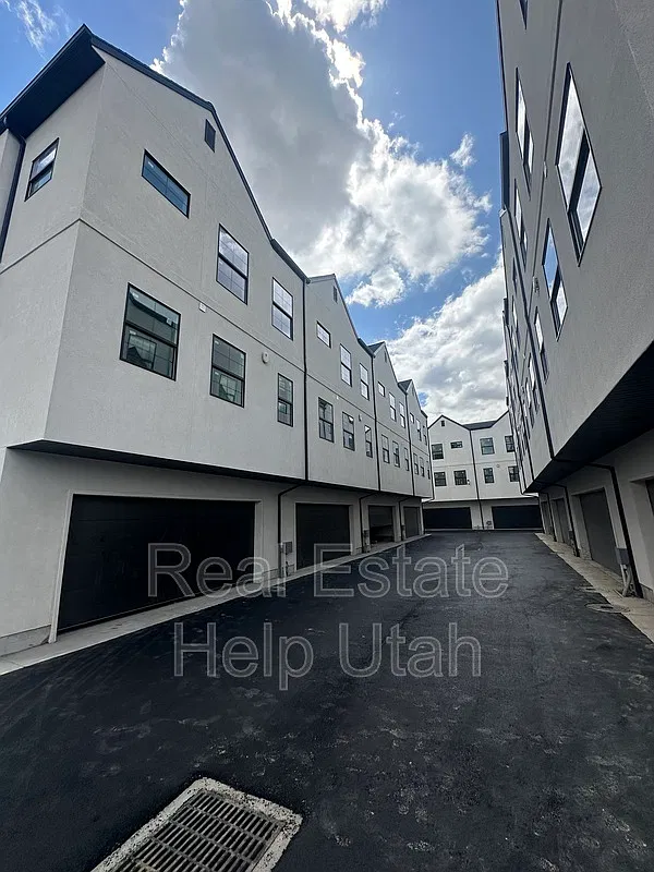 2 bed, 2.5 bath, 1400 sqft, $1,995 — Photo 1